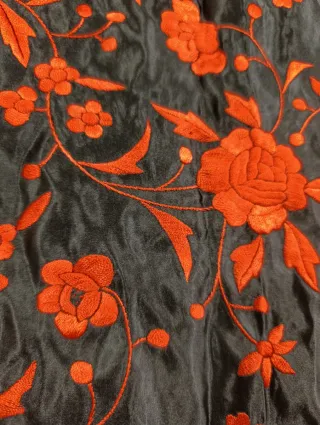 MANTÓN DE RASO BORDADO EN ROJO