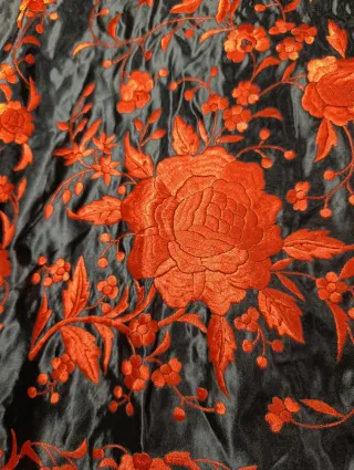 MANTÓN DE RASO BORDADO EN ROJO