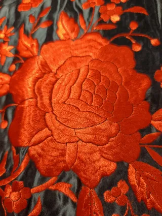 MANTÓN DE RASO BORDADO EN ROJO