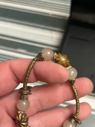 Pulsera con cuentas de piedra y detalles metálicos