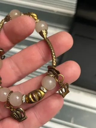 Pulsera con cuentas de piedra y detalles metálicos
