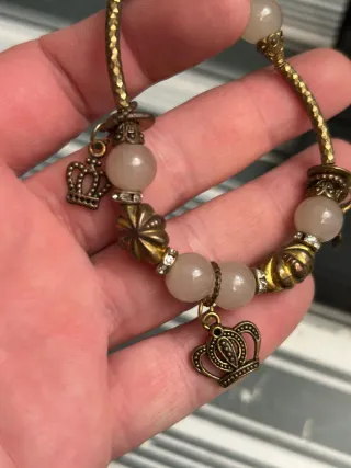 Pulsera con cuentas de piedra y detalles metálicos