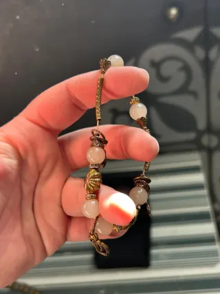 Pulsera con cuentas de piedra y detalles metálicos