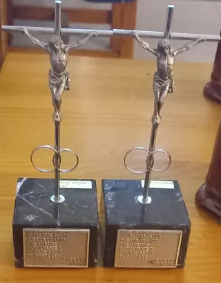 Cruz de Jesús en mármol y acero inoxidable