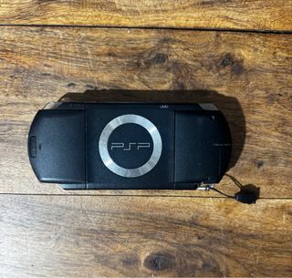 PSP 1000 con caricatore e memoria