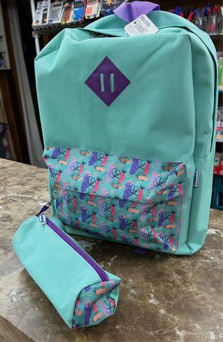 Mochila y estuche color menta con estampado