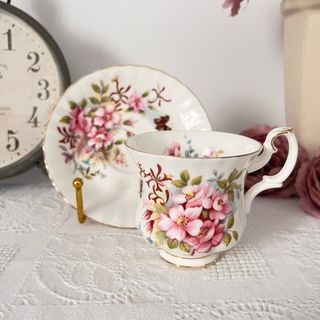 Taza y plato de porcelana Royal Albert
