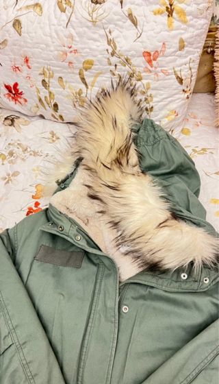 Chaqueta plumífera verde con capucha