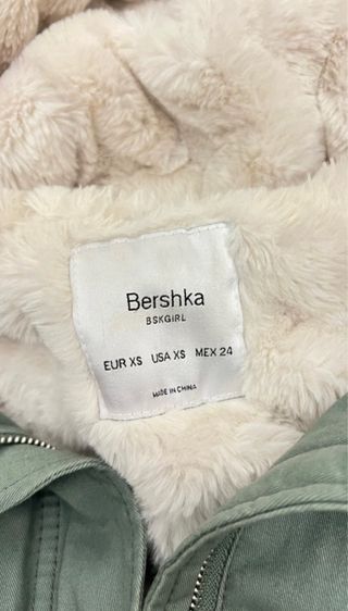 Chaqueta plumífera verde con capucha