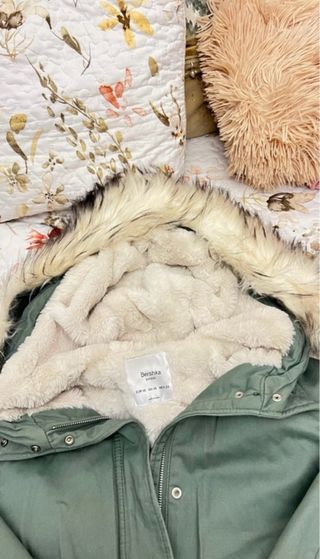 Chaqueta plumífera verde con capucha