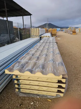 Panel sándwich aislante nuevo cortado a medida