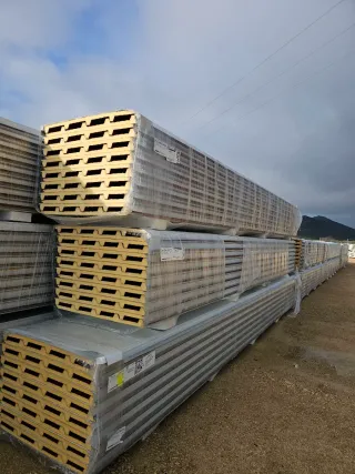 Panel sándwich aislante nuevo cortado a medida