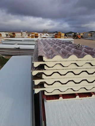 Panel sándwich aislante nuevo cortado a medida