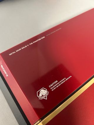 PS4 Edición Limitada Metal Gear Solid V Roja