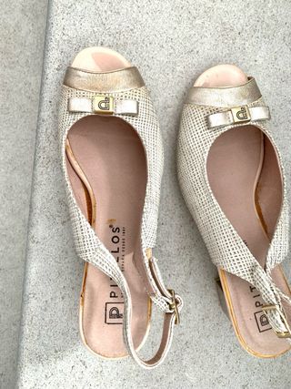 Zapatos Pitillos Beige y Dorado Talla 38