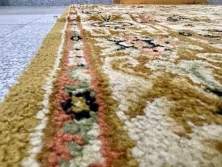 Alfombra antigua floral beige y marrón