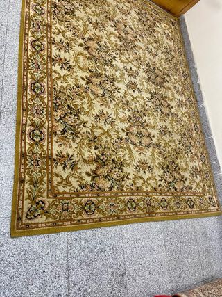 Alfombra antigua floral beige y marrón