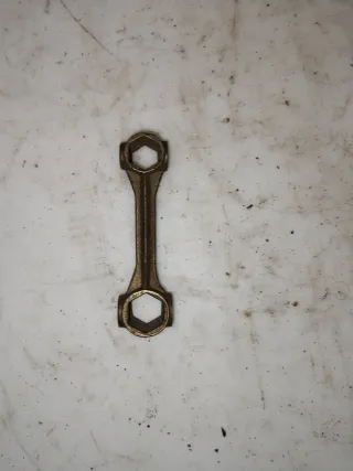 Llave antigua bronce bicicleta