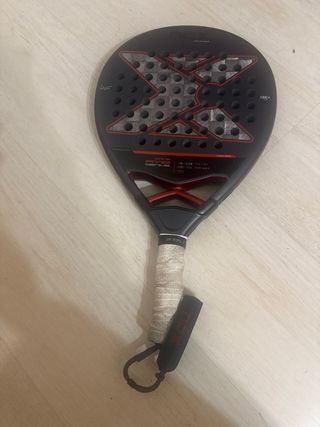 Pala AT10 18K Agustín Tapia con funda y grip nox