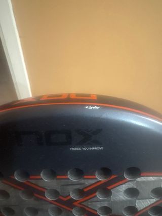 Pala AT10 18K Agustín Tapia con funda y grip nox