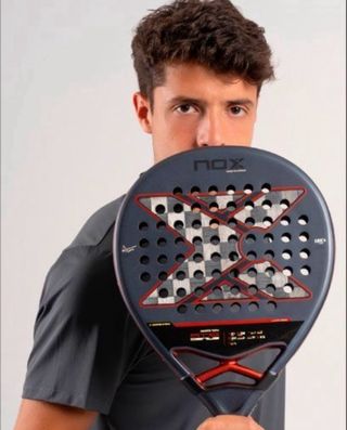 Pala AT10 18K Agustín Tapia con funda y grip nox