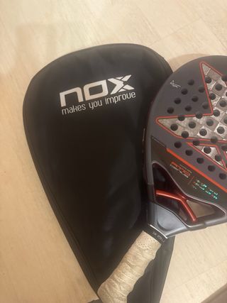 Pala AT10 18K Agustín Tapia con funda y grip nox