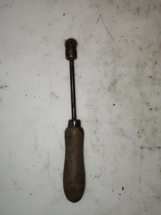 Herramienta antigua para marcar cuero