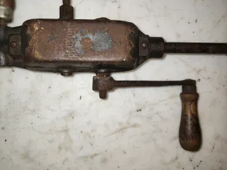 Taladro manual antiguo
