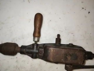 Taladro manual antiguo