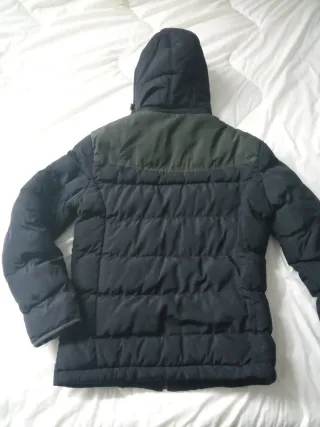 Abrigo acolchado con capucha de quita y pon.