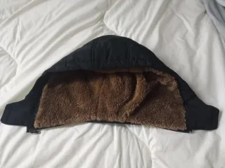 Abrigo acolchado con capucha de quita y pon.