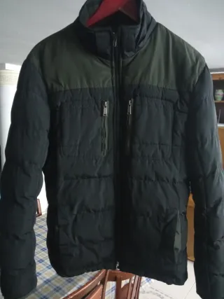 Abrigo acolchado con capucha de quita y pon.