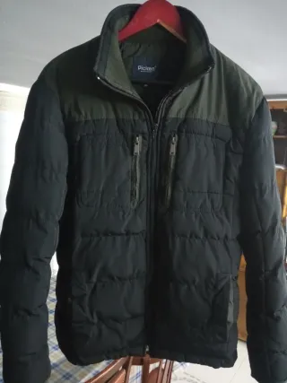 Abrigo acolchado con capucha de quita y pon.