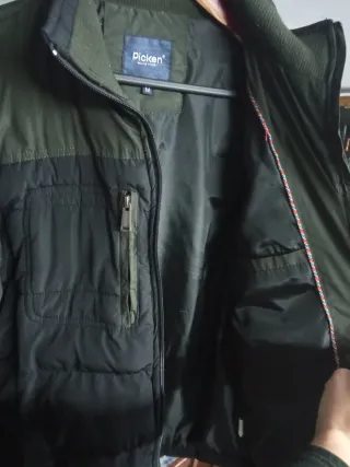 Abrigo acolchado con capucha de quita y pon.