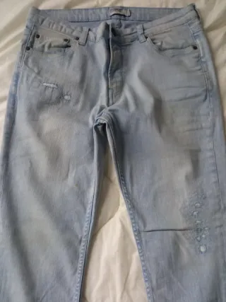 Pantalones vaqueros desgastados