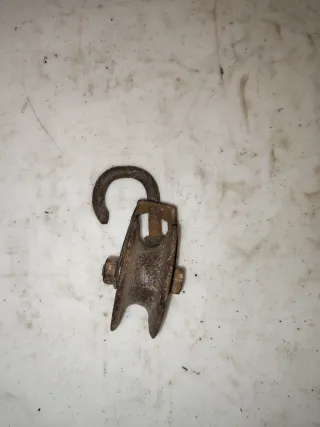 Garrucha antigua de polea con gancho