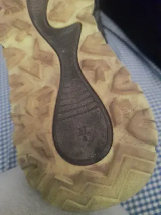 Botas de nieve infantiles negras y amarillas