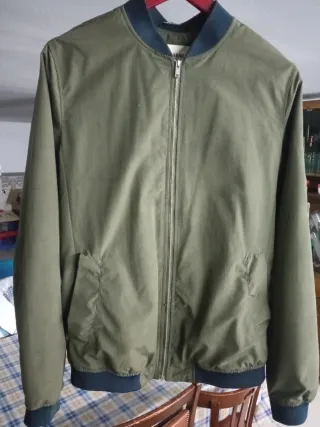 Chaqueta bomber Pull&Bear verde militar Talla M