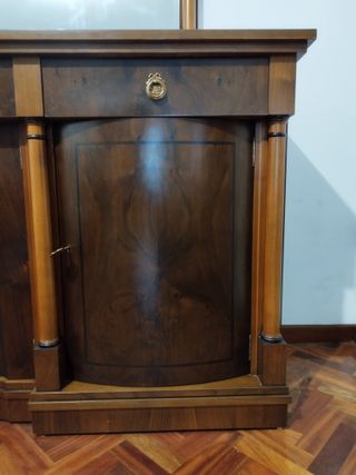 Aparador de madera con espejo