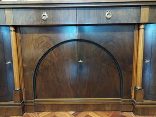 Aparador de madera con espejo