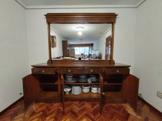 Aparador de madera con espejo