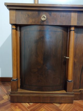 Aparador de madera con espejo