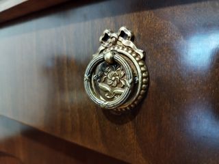 Aparador de madera con espejo