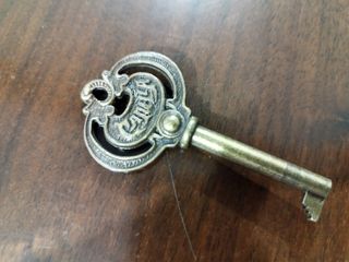 Aparador de madera con espejo