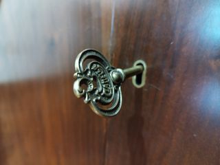 Aparador de madera con espejo