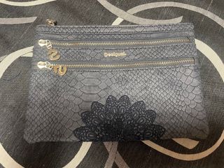 Cartera Desigual azul marino.