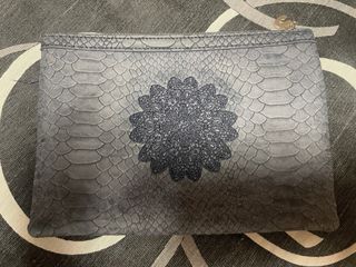 Cartera Desigual azul marino.