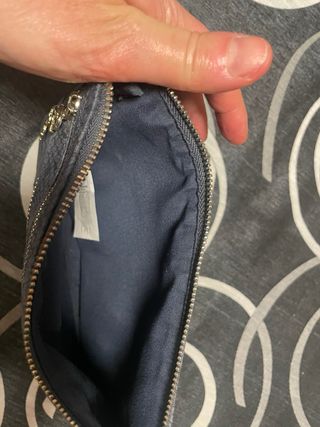 Cartera Desigual azul marino.