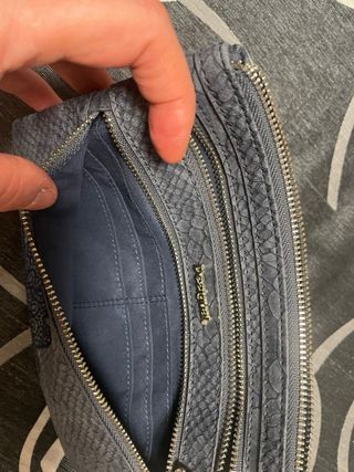 Cartera Desigual azul marino.