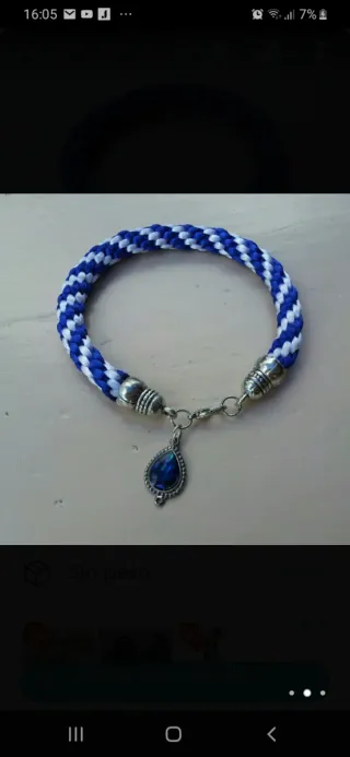 Pulsera trenzada azul y blanca con charm. Liquidac